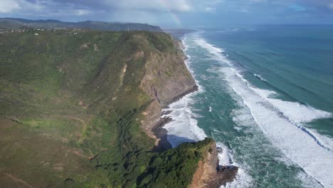 Zerklüftete-Küste-Von-Piha-Beach-Im-Waitakere-Ranges-Regionalpark,-Region-Auckland,-Nordinsel,-Neuseeland