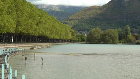 Der-See-Von-Annecy-Hat-Viel-Grün-Und-Berge