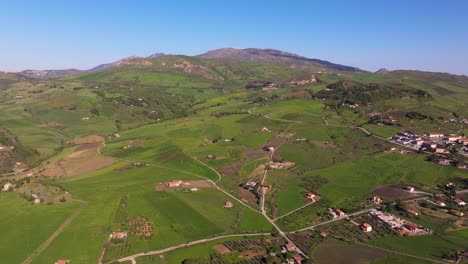 Drone-Ascendente-Disparado-Sobre-Tierras-De-Cultivo-Sicilianas---Hermoso-Paisaje-Rural-Italiano-En-Sicilia