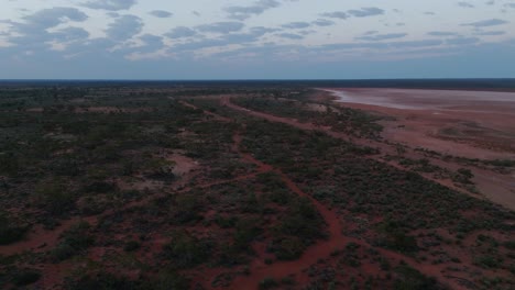 Aufsteigender-Drohnenclip,-Der-Das-Abgelegene-Australische-Outback-Zeigt