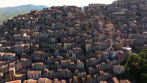 Drone-Cinematográfico-Filmado-Sobre-Gangi,-Sicilia:-Votado-Como-Uno-De-Los-Pueblos-Más-Bellos-De-Italia.