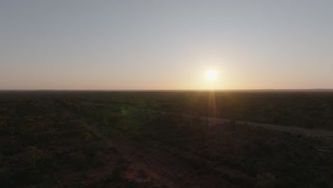 Drohnenclip-Mit-Mehreren-Linsenreflexionen,-Der-Den-Hellen-Sonnenaufgang-über-Dem-Australischen-Outback-Zeigt