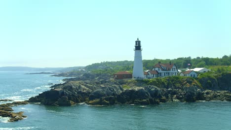 Niedrige-Umlaufbahn-Des-Portland-Headlight-Lighthouse-An-Einem-Sonnigen-Nachmittag-Mit-Blick-Nach-Süden