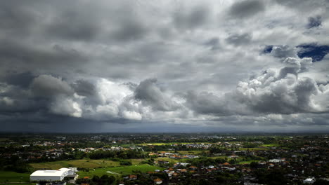 Zona-Turística-Del-Pueblo-Costero-De-Canggu,-Movimiento-De-Nubes-De-Tormenta,-Hiperlapso-Aéreo