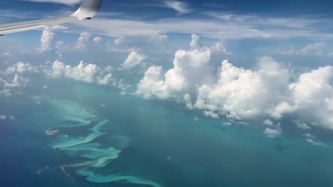 Vista-Del-Mar-Desde-La-Ventana-De-Un-Avión