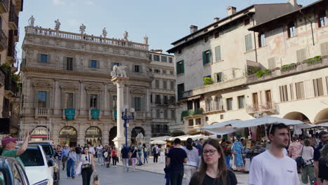 Geschäftige-Straßenszene-In-Verona-Mit-Historischer-Architektur