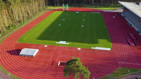 Moderne-Leichtathletikbahn-In-Einem-Sportverein-Im-Morgengrauen