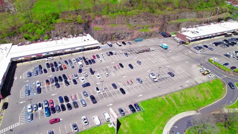 Vista-De-Drone-De-Un-Estacionamiento-En-Una-Plaza-Repleta-De-Gente-En-Yonkers,-Nueva-York,-Que-Muestra-Autos-Y-Tiendas-Cercanas