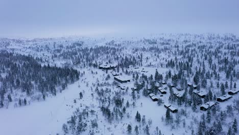 Luftaufnahme-Der-Umliegenden-Hütten-In-Kiilopaa,-Düsterer-Wintertag-In-Saariselkä,-Finnland