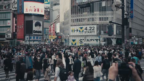 Cruce-De-Shibuya-Lleno-De-Gente-Durante-El-Día-En-Tokio,-Japón