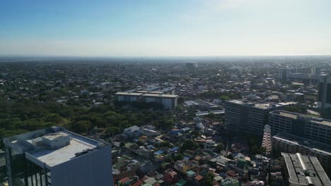 Vista-Aérea-En-órbita-Del-Horizonte-De-La-Ciudad-En-Alabang,-Las-Piñas,-Filipinas