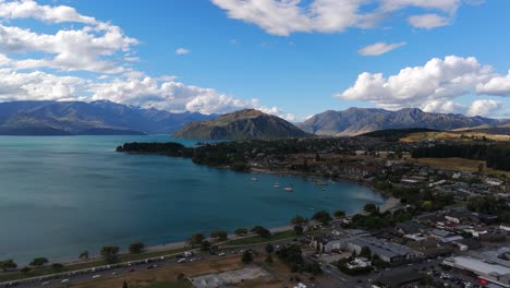 Frente-Al-Lago-Wanaka-Con-Vistas-A-La-Montaña-En-La-Costa-En-Wanaka,-Otago,-Nueva-Zelanda