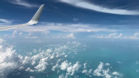 Atemberaubende-Aussicht-Auf-Den-Blauen-Himmel-Und-Die-Weißen-Wolken-Aus-Einem-Flugzeug