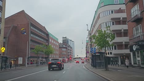 POV-Fahrt-In-Der-Innenstadt