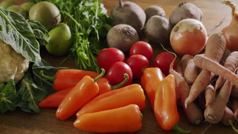 Verduras-Orgánicas-De-Temporada-En-La-Mesa