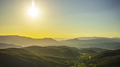 Zeitraffer-Des-Sonnenuntergangs-über-Der-Bergsilhouettelandschaft-Im-Ländlichen-Teil-Griechenlands