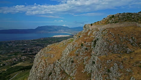 Acrocorinto-Murallas-Del-Castillo-Medieval-Cerca-De-La-Antigua-Ciudad-De-Corinto,-Grecia-Aérea