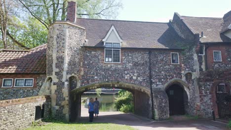 Zieht-Fähre-Torhaus,-Fluss-Wensum,-Norwich