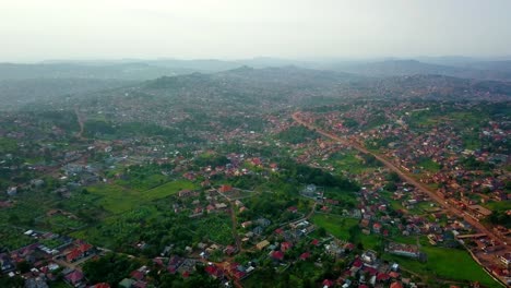 Kampala,-Uganda,-Ostafrika-–-Ein-Blick-Auf-Ein-Wohnviertel-Inmitten-Der-Pulsierenden-Stadt-–-Luftaufnahme-Einer-Drohne