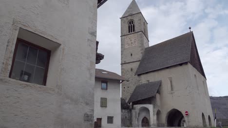 Die-Kirche-Des-Heiligen-Leonhard-Im-Dorf-Laatsch---Laudes,-Vinschgau,-Südtirol,-Italien