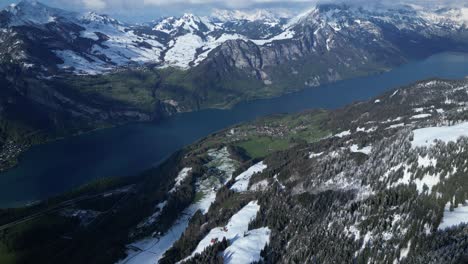 Vista-Aérea-De-Fronalpstock-Durante-El-Día-En-Glarus,-Suiza