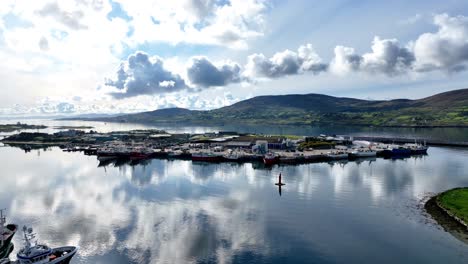 West-Cork-Irland-Fischereihafen-Fischerboot-Angedockt-Arbeitshafen-Am-Frühen-Morgen-Im-Sommer-Eines-Der-Wichtigsten-Fischereigebiete-Irlands