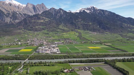 La-Perspectiva-Aérea-Muestra-La-Magnificencia-De-La-Cordillera-Suiza-Y-El-Cercano-Valle-De-Bad-Ragaz-En-St.