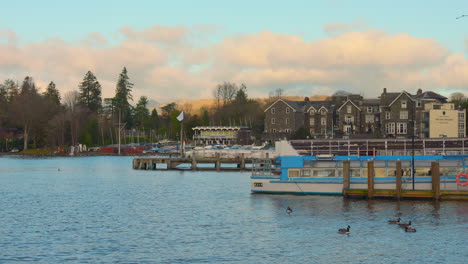 Waterhead-Pier-In-Der-Stadt-Ambleside-Im-Windermere-Lake,-Lake-District-Nationalpark-In-Cumbria,-England