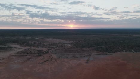 Nach-Unten-Kippender-Drohnenclip,-Der-Das-Abgelegene-Australische-Outback-Bei-Sonnenaufgang-Zeigt