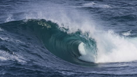 Sideview-of-Atlantic-ocean-wave-crashing-with-whitewash-spraying-into-air