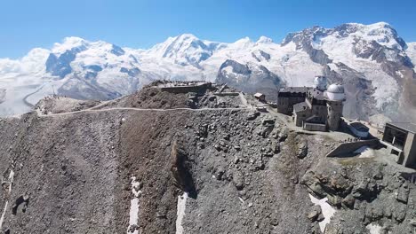 Vuelo-Hacia-El-Observatorio-De-Gornergrat,-Montañas-De-Los-Alpes-Suizos-En-Zermatt,-Suiza