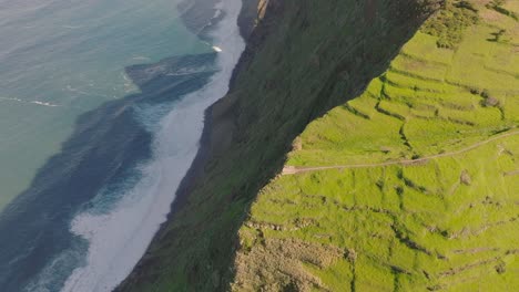 Vuelo-Con-Drones-Sobre-Los-Acantilados-Y-El-Océano-Atlántico-En-Madeira-Portugal