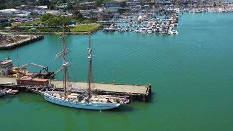 Luftaufnahme-Eines-Großseglers,-Angedockt-An-Der-Marina-Von-Sausalito-In-Kalifornien,-USA