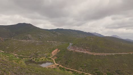 Drohnenaufnahme-Der-Berge-In-Cederberg,-Kapstadt-Mit-Einem-Blick-Auf-Den-Staudamm-Inmitten-Der-Ihn-Umgebenden-Berge