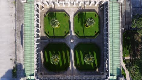 Top-Down-Aerial-View-of-Courtyard