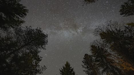 The-Milky-Way-glows-in-the-night-sky