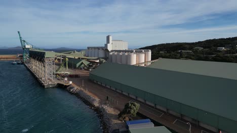 Luftaufnahme-Einer-Bergbaufabrik-Mit-Lagersilos-Und-Rohrleitungen-In-Esperance,-Australien