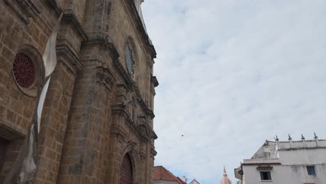 Historisches-Wahrzeichen-Kirche-San-Pedro-Claver-In-Cartagena,-Kolumbien,-Offenbaren