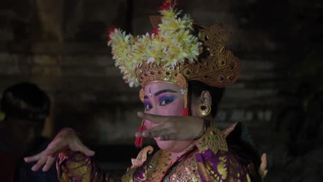 Primer-Plano-De-Un-Actor-Que-Representa-Una-Escena-Del-Ramayana,-Una-Representación-Teatral-De-La-Isla-De-Bali,-Indonesia