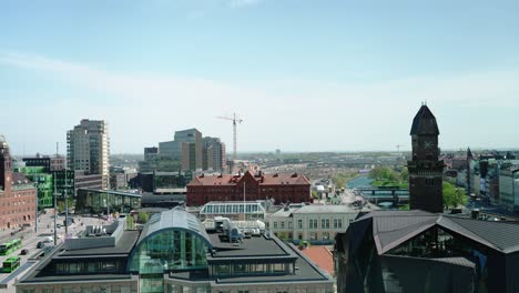 Malmö-Luftaufnahme-Aus-Hochhausfenster-Mit-Blick-Auf-Die-Skyline-An-Einem-Wolkenlosen-Tag