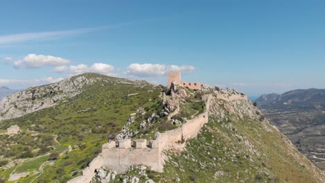 Muros-Del-Castillo-Fortificado-En-Ruinas-Sobre-Acrocorinto-En-El-Suroeste-De-La-Antigua-Corinto,-Grecia