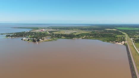 Una-Vista-Panorámica-De-La-Península-Donde-Se-Encuentran-El-Circuito-Internacional-Termas-De-Río-Hondo,-El-Aeropuerto-Y-Numerosos-Desarrollos-Hoteleros