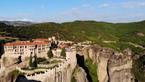 Varlaam-Kloster-In-Meteora,-Mit-Einer-Drohne-Gefilmt