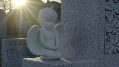 Estatua-Del-ángel-Al-Atardecer-En-La-Lápida-En-El-Cementerio-De-La-Ciudad-De-Nueva-York