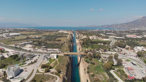 Panorama-Del-Canal-De-Corinto-Que-Conecta-El-Golfo-De-Corinto-Y-El-Golfo-Sarónico-En-Peloponeso,-Grecia