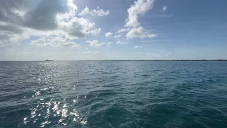 Blick-Auf-Den-Horizont-Im-Meer-Unter-Einem-Unglaublich-Sonnigen-Tag-Und-Weißen-Wolken