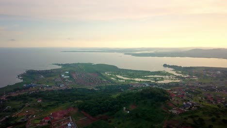 Aussicht-Auf-Die-Ländliche-Stadt-Am-Seeufer-Des-Viktoriasees,-Kampala,-Uganda