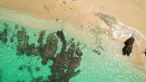 Luftaufnahme-Vom-Türkisfarbenen-Meer-Von-Einem-Strand-In-Sao-Tome,-Afrika