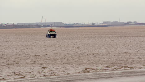 Weite-Aufnahme-Eines-Bootes-An-Der-Humber-Mündung-Neben-Der-Humber-Brücke