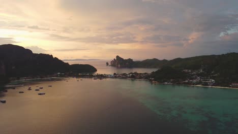 Abendlicher-Drohnenblick-Auf-Die-Insel-Koh-Phi-Phi,-Krabi,-Thailand